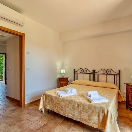 Apartahotel Isa - With Swimming Pool In Sorano, With Air Conditioning And Private Outdoor Area