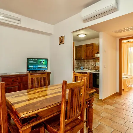 Isa - With Swimming Pool In Sorano, With Air Conditioning And Private Outdoor Area Apartahotel
